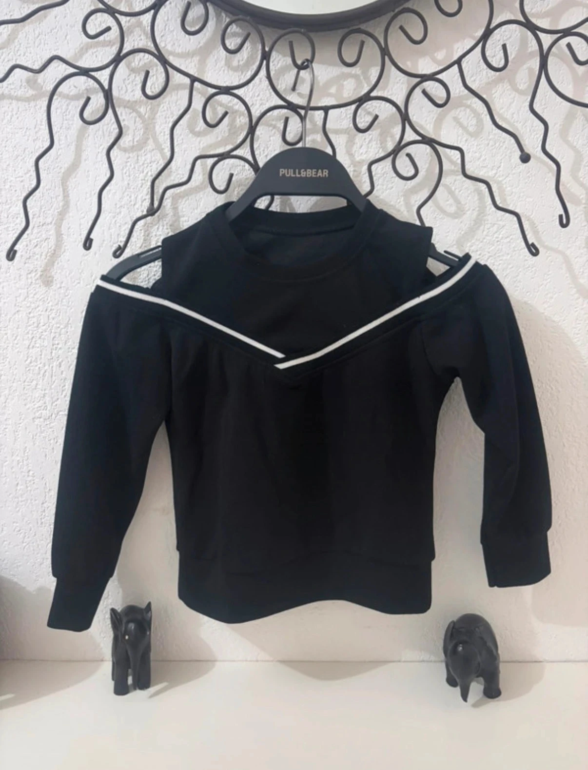 Moletom Original Preto "Cold Shoulder" com Ombros Expostos e Faixas Esportivas • 4 anos – photo 2